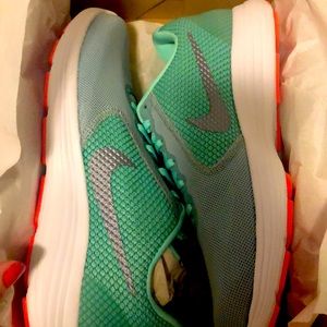 BNIB women’s Nike revolution 3 size 9.5 mint green and gray